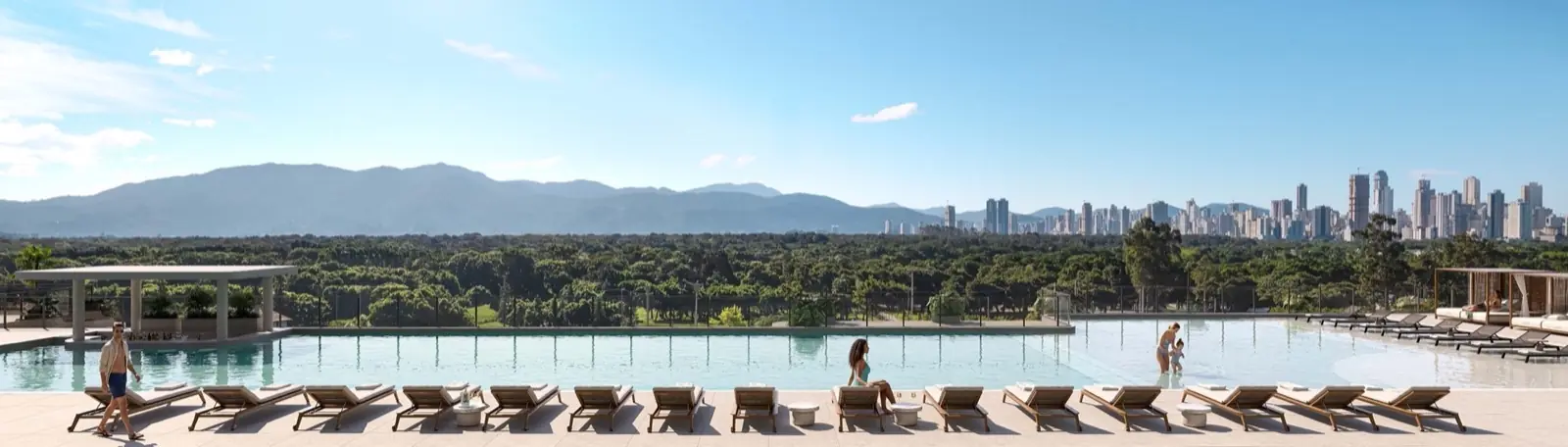Piscina externa com espreguiçadeiras e pergolado, vista para área verde e skyline da cidade ao fundo